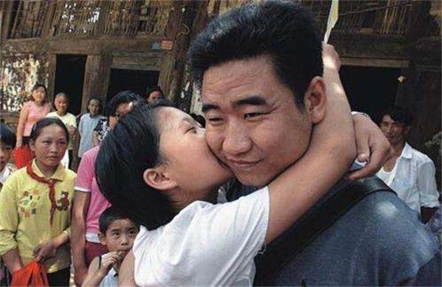 “深圳玫瑰”邢丹葬礼：与老公丛飞合葬，五岁女儿痛哭，千人送别