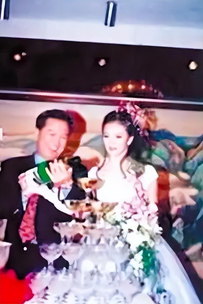 “晴儿”王艳低调庆47岁生日，大12岁老公缺席，11亿豪宅仍未卖掉