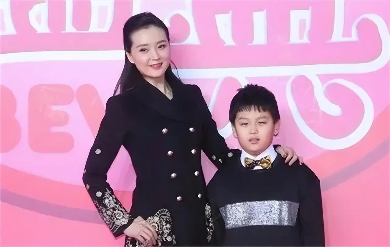 王艳和老公，低调恩爱26年，其实豪门生活不好过