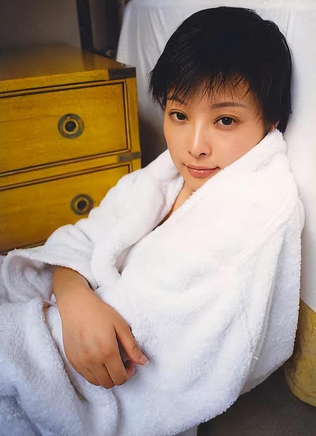 事实证明，50岁的袁立已经活成一个“笑话”