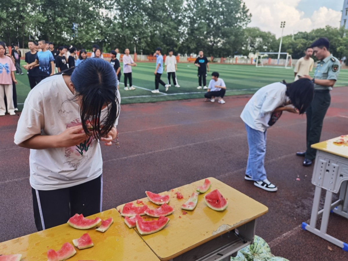 吃西瓜比赛游戏规则_趣味吃西瓜比赛规则_吃西瓜比赛的游戏还能叫什么