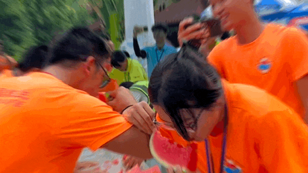 夏日沙滩滚瓜大战游戏规则_丽紫欢乐水世界吃瓜挑战赛_吃西瓜比赛游戏规则