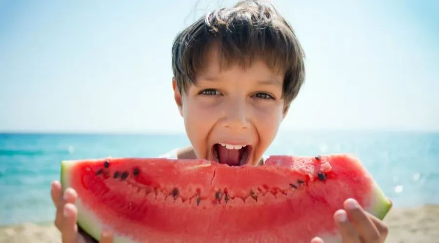 吃西瓜比赛游戏规则_夏日沙滩滚瓜大战游戏规则_丽紫欢乐水世界吃瓜挑战赛