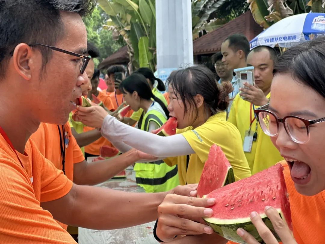 吃西瓜比赛游戏规则_夏日沙滩滚瓜大战游戏规则_丽紫欢乐水世界吃瓜挑战赛