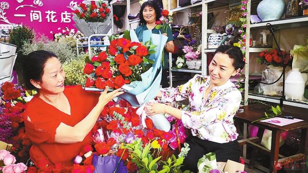 七夕鲜花市场火爆 市内多家酒吧主打“单身牌”