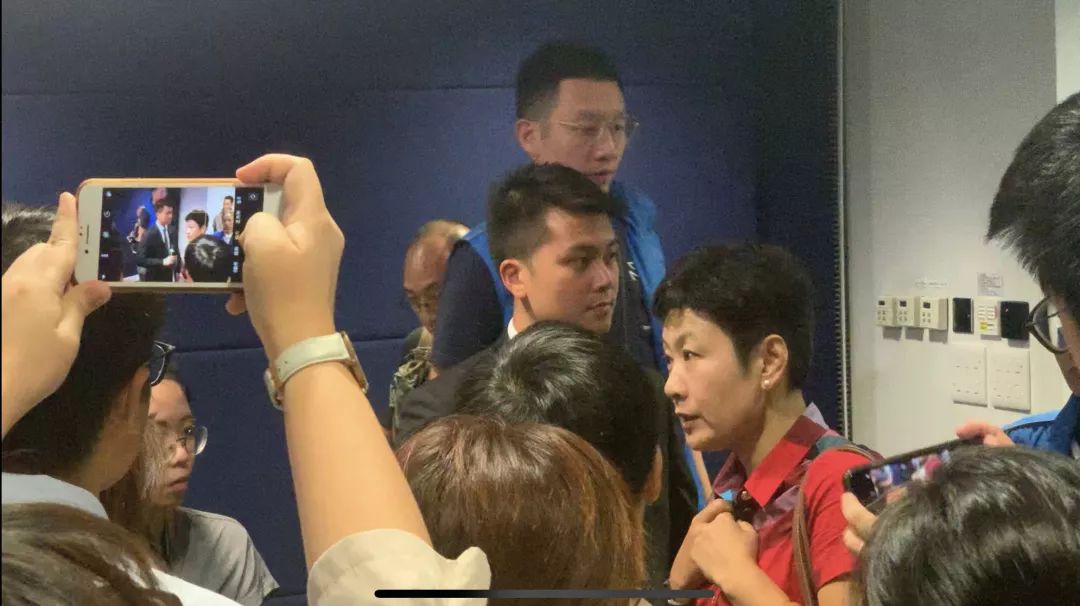 广东女记者在香港警察总部遭港媒围堵欺凌！“这就是你们嘴里的新闻自由？”