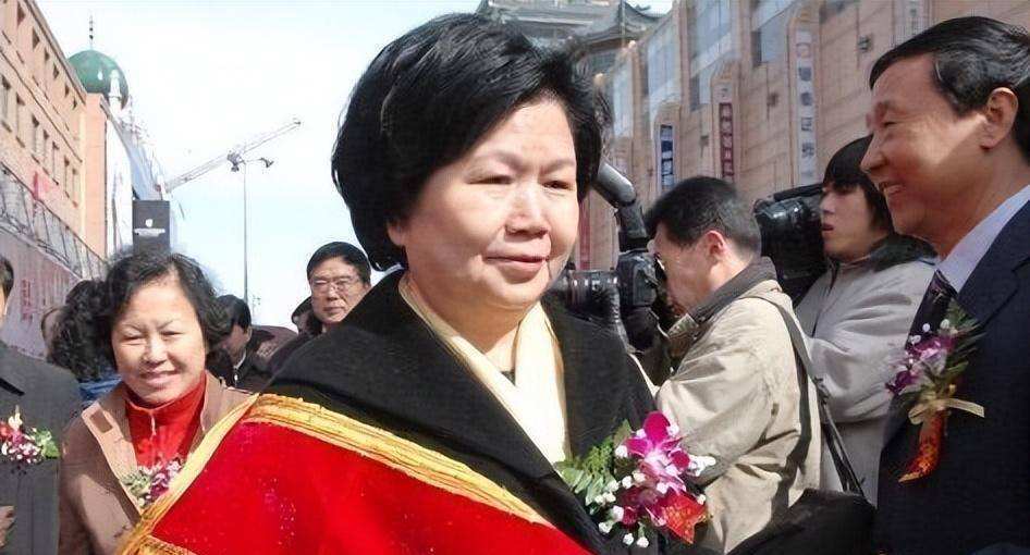 与丈夫相守48年，搭档罗京去世后自愿离职，邢质斌如今怎样了？