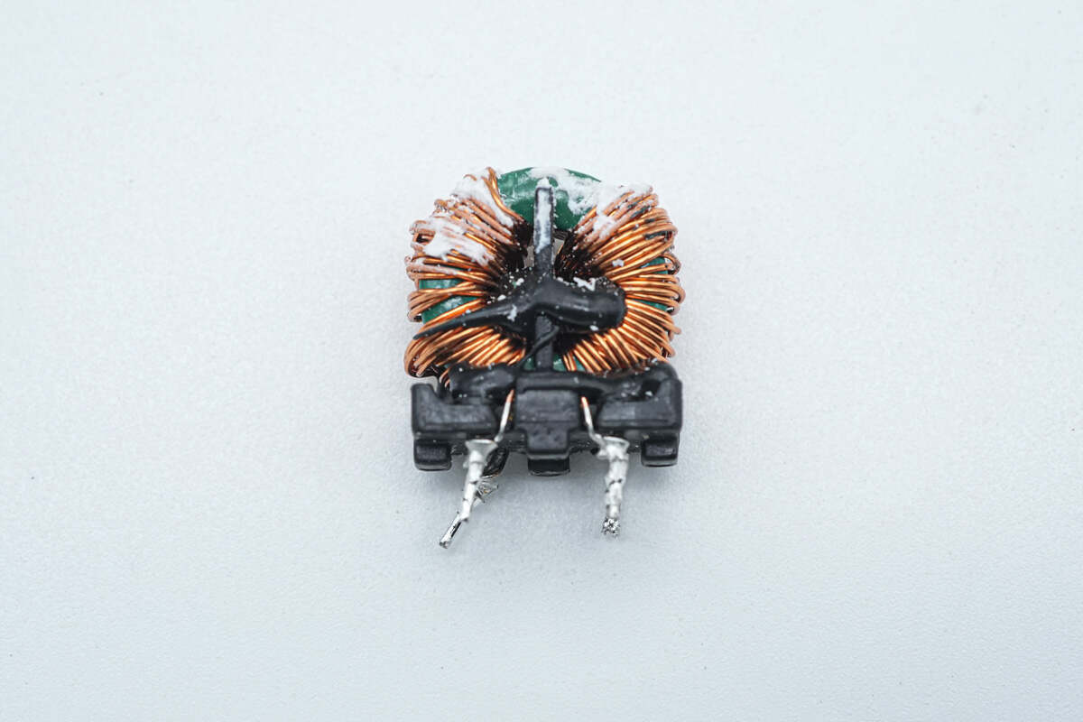 氮化镓电源适配器内部方案和用料_联想电脑电源线通用吗_联想原装100W氮化镓电源适配器拆解