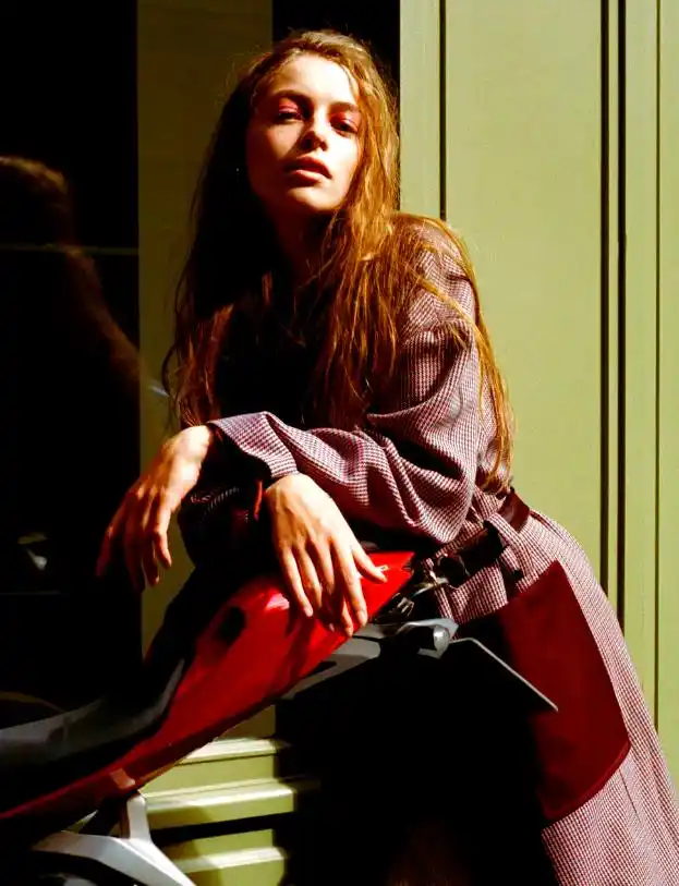 细腰带时尚搭配_冬季粗细腰带搭配_腰带搭配技巧