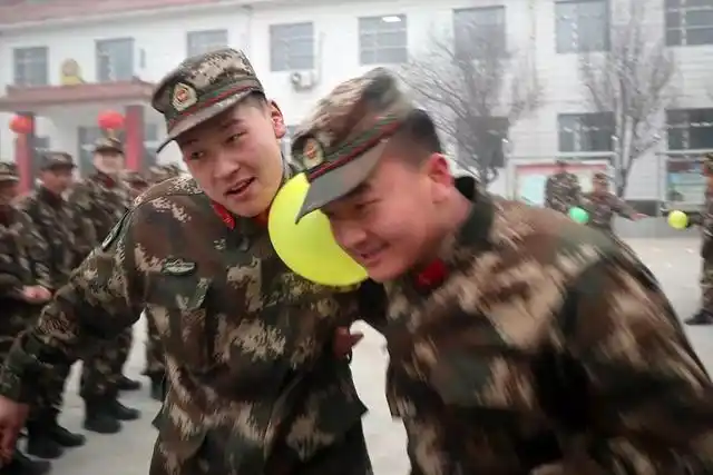 兵哥哥们军营游戏活动_春节期间武警官兵军营小游戏_bomb game游戏规则