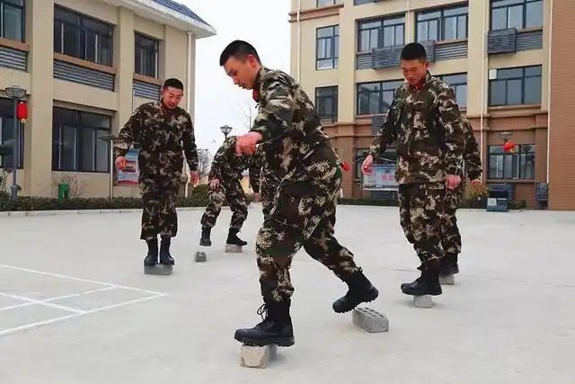 春节期间武警官兵军营小游戏_bomb game游戏规则_兵哥哥们军营游戏活动