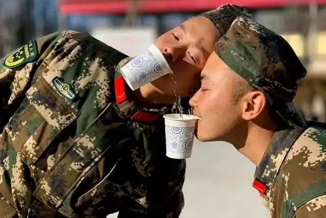 春节期间武警官兵军营小游戏_bomb game游戏规则_兵哥哥们军营游戏活动