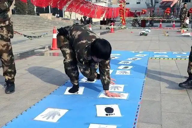 兵哥哥们军营游戏活动_春节期间武警官兵军营小游戏_bomb game游戏规则