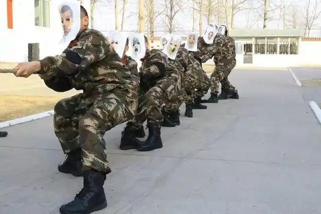 bomb game游戏规则_兵哥哥们军营游戏活动_春节期间武警官兵军营小游戏