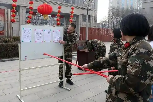 bomb game游戏规则_春节期间武警官兵军营小游戏_兵哥哥们军营游戏活动