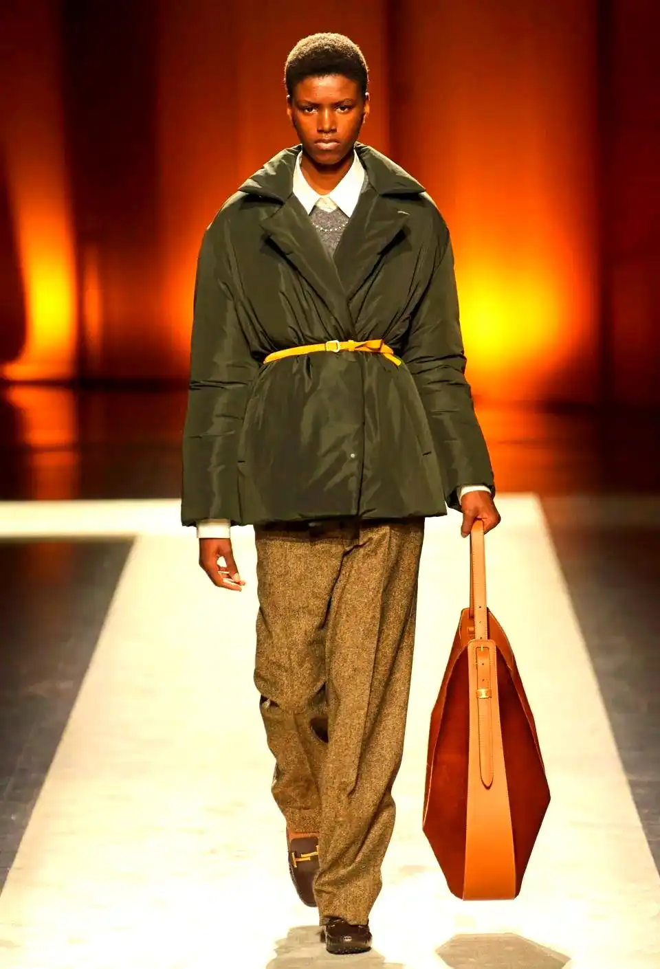 腰带如何塑造优雅与魅力_冬季粗细腰带搭配_秋冬腰带搭配技巧