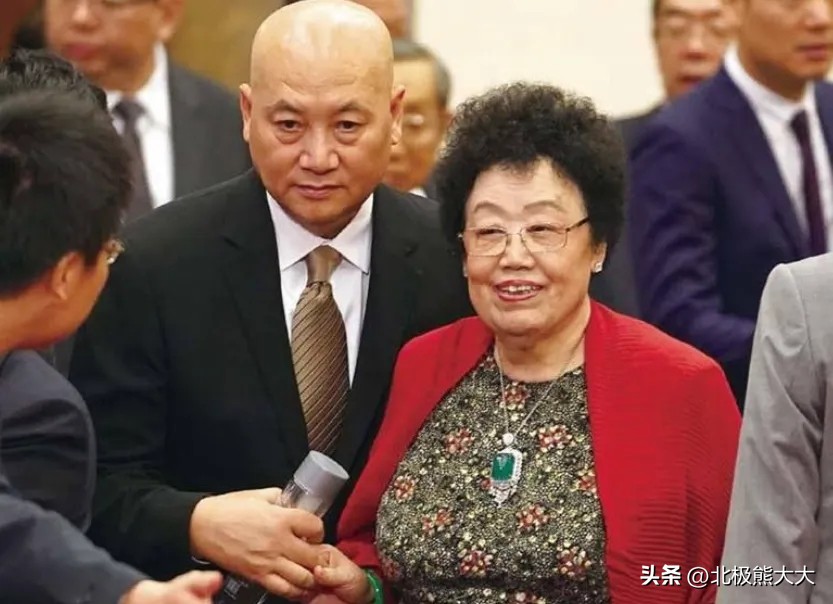 “夫凭妻贵”吕良伟：三婚娶贵州富婆一飞冲天，至少能少奋斗50年