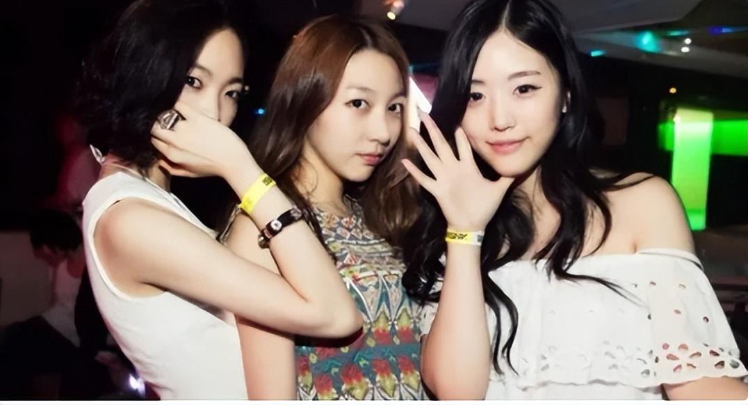 纹身师遭遇脚臭客人_纹身行业不易_纹身师草过客人吗