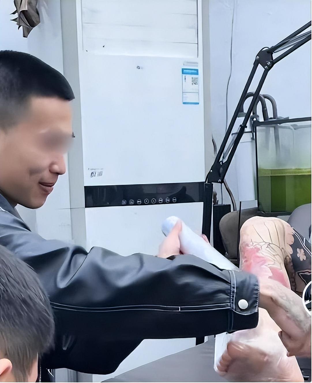 纹身行业不易_纹身师草过客人吗_纹身师遭遇脚臭客人