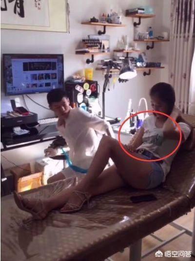 女顾客脚臭纹身师憋笑_纹身师草过客人吗_纹身店尴尬经历