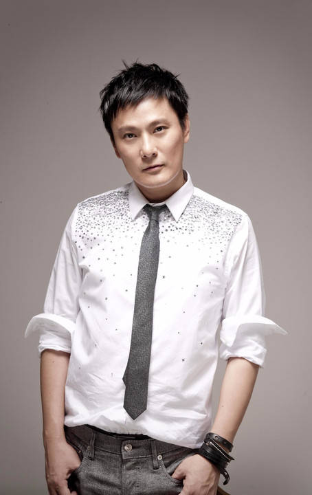 “情痴”张信哲：55岁仍未婚，他的破碎爱情就像一首带泪的情歌