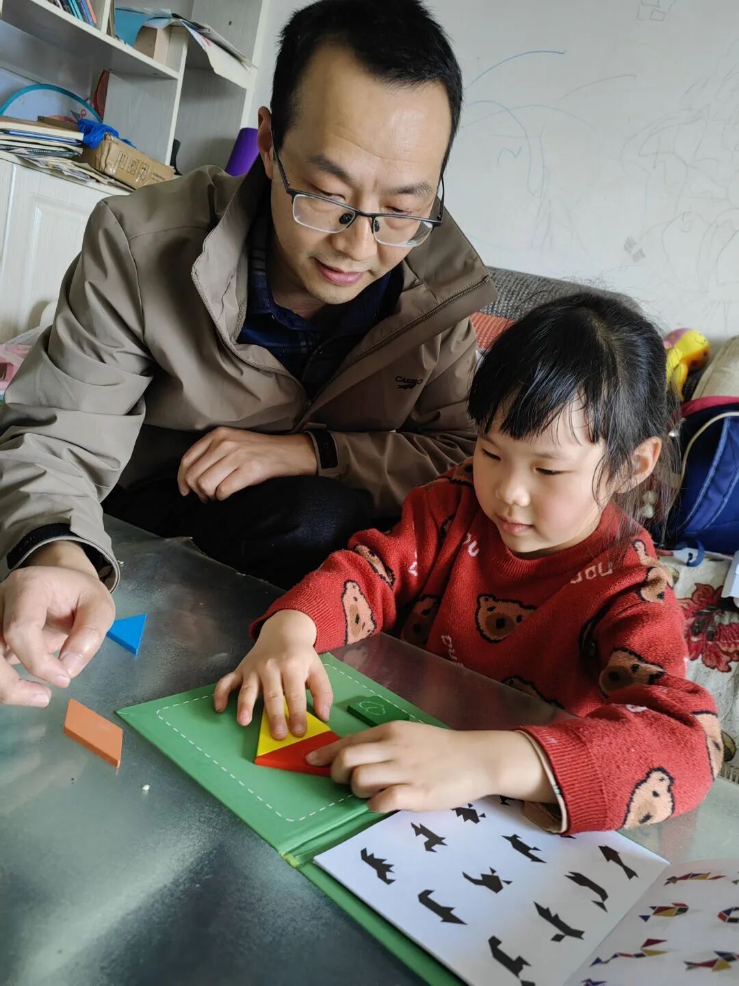 七巧板拼图游戏_七巧板幼儿园活动_智力拼图游戏