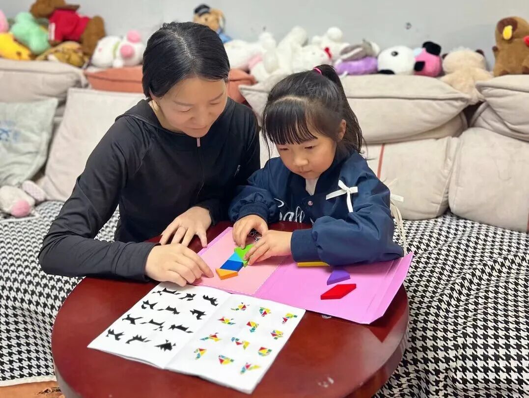 七巧板拼图游戏_七巧板幼儿园活动_智力拼图游戏