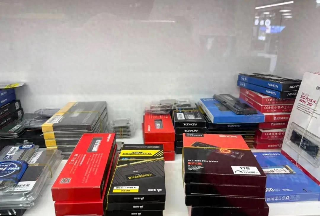 内存条像黄金？DDR5从1000飙到2500，装机贵了两千还在涨