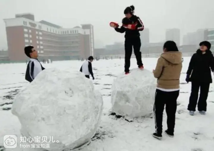 小时候玩雪的回忆_滚雪球游戏规则_滚雪球打雪仗的童年时光