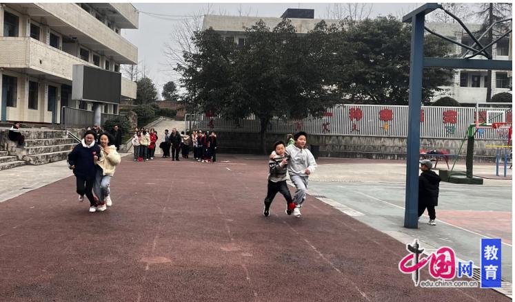 冬季趣味运动会_三人两足游戏规则_两人三足比赛