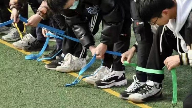 全程50米绑腿接力赛_室外绑腿游戏规则_爱的魔力转圈圈糖果传递规则