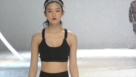 美女出场就带一种惊艳，黑丝更是美