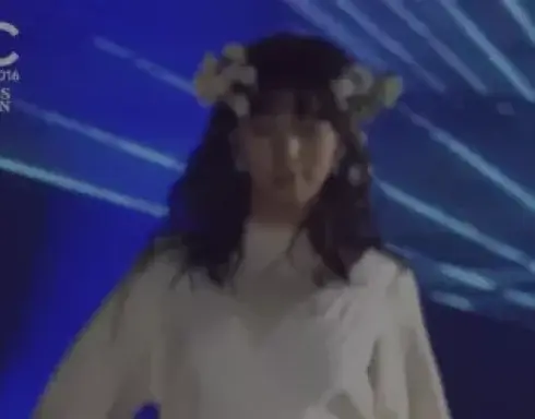 美女模特上台走秀,这波涛汹涌的气势,挡不住