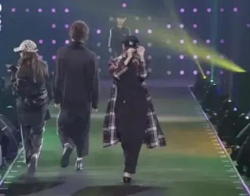 美女走秀疯狂“嘚瑟”,身前的风景一晃一晃的,我眼都花了