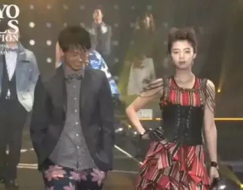 美女走秀真大胆,舞台一把抱住男模,可把男子高兴坏了