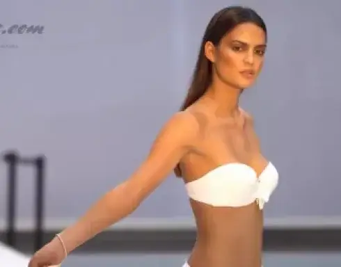 这衣服,连个吊带都没有,是怎么撑起来呢?