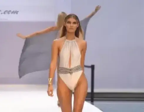 外国女孩真大胆,这样也敢穿,我想都不敢想