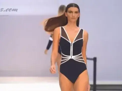 美女模特穿泳装走秀,没想到还是透视的,颠覆了我的世界观