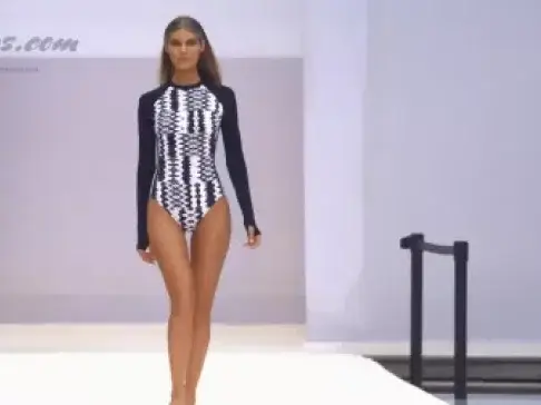 外国美女穿连体衣走秀,这么穿下面不难受吗?