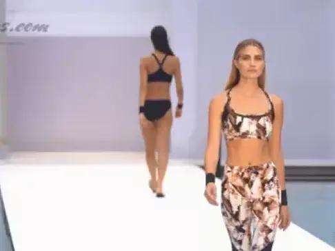 高挑美女时尚走秀,这身衣服,惊艳到了我