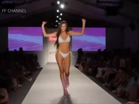 比基尼走秀,满满的吸引力,都看的不好意思了