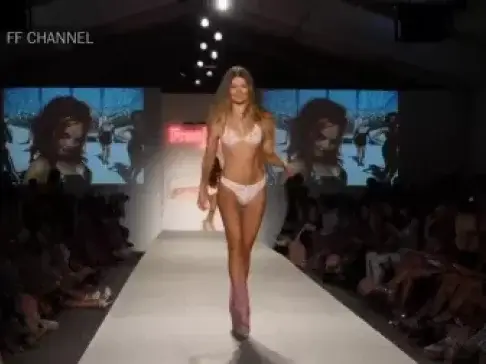 外国的走秀就是不一样,让人看的面红耳赤