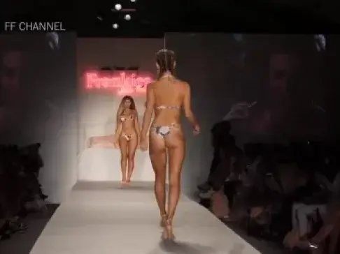 美女模特穿成这样,你喜欢吗?