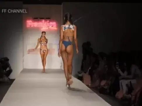 扎马尾的女孩子就是好看,特别是双马尾,我看入迷了