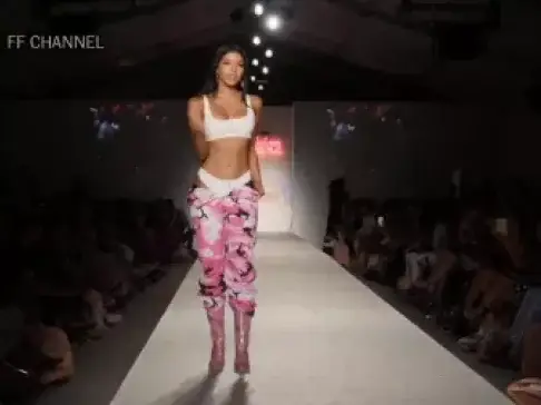 外国女孩时尚走秀,这宏伟的气势,我心跳加速