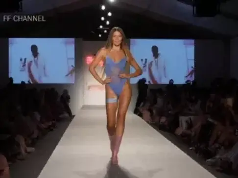 外国模特劲爆走秀,一身透明连体衣,我眼睛都看直了