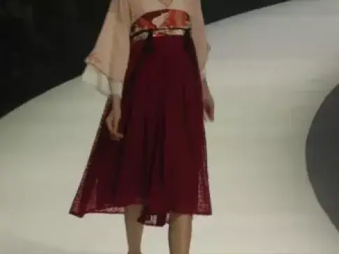 小姐姐身穿连衣裙,中途撩起裙子,简直美翻了