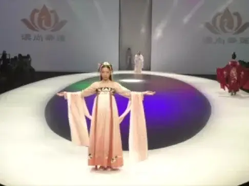 美女上台走秀,这一转圈,“嫦娥”都得靠边站