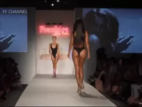 我的妈耶!外国人真疯狂,太胆大了