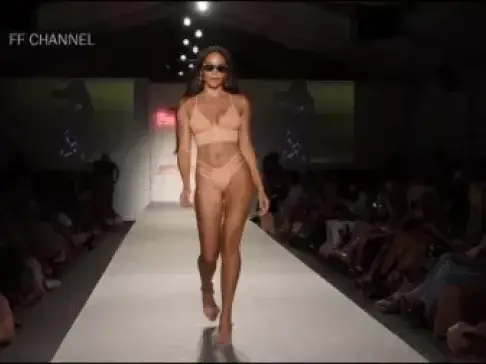 外国美女上台走秀,大胆的穿衣,我看的脸红